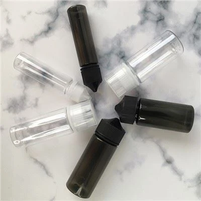 Koncentrirana tekočina za parfum s sadnim okusom jagode v plastični steklenici
